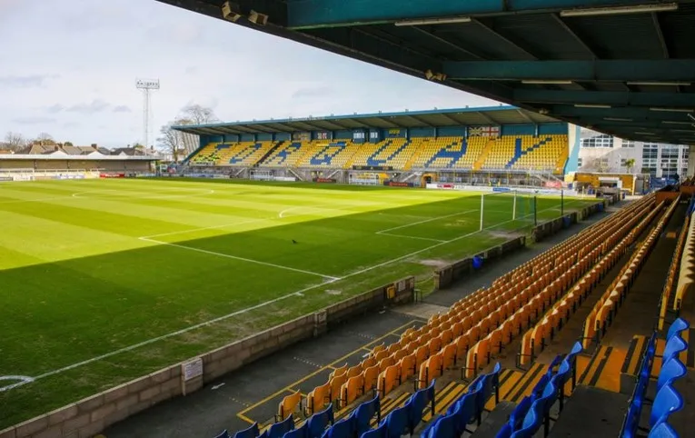 Khán đài chính uy nghi của sân vận động Plainmoor, chứng nhân lịch sử Torquay United
