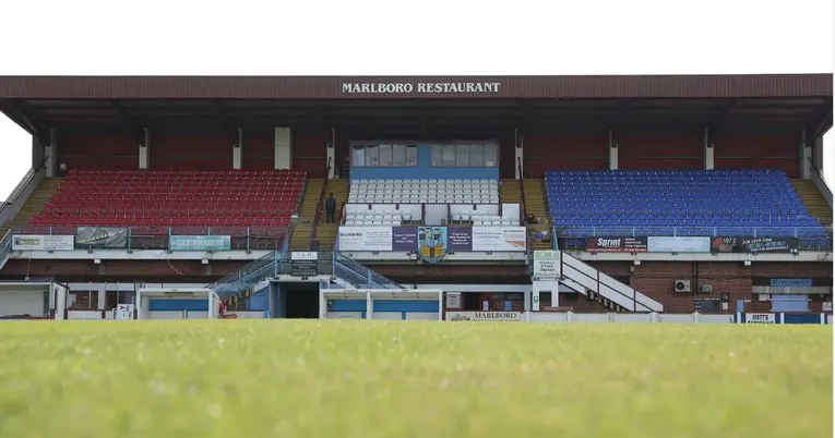 Khán đài chính và khu vực chỗ ngồi của sân Bob Lucas Stadium