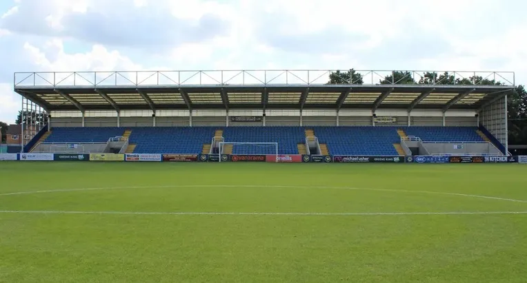 Khán đài có mái che của sân Cherrywood Road, nơi người hâm mộ Farnborough FC cháy hết mình