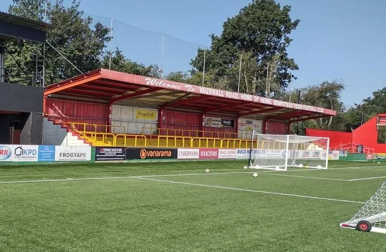 Khán đài có mái che truyền thống tại sân Vauxhall Road, thánh địa của Hemel Hempstead Town FC