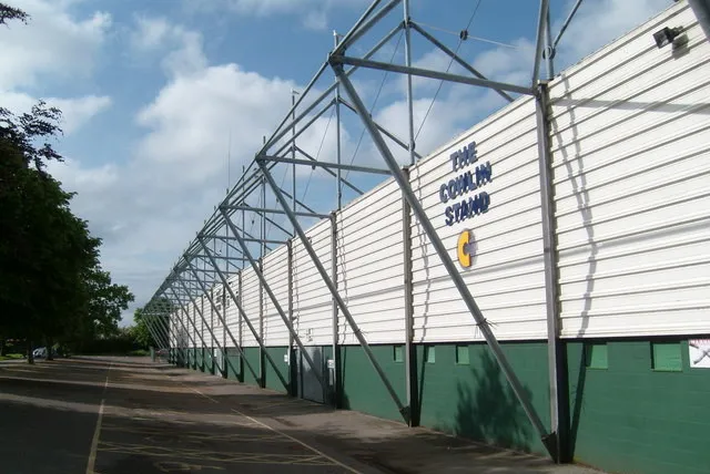 Khán đài Cowlin Stand, một phần kiến trúc đặc trưng của Huish Park