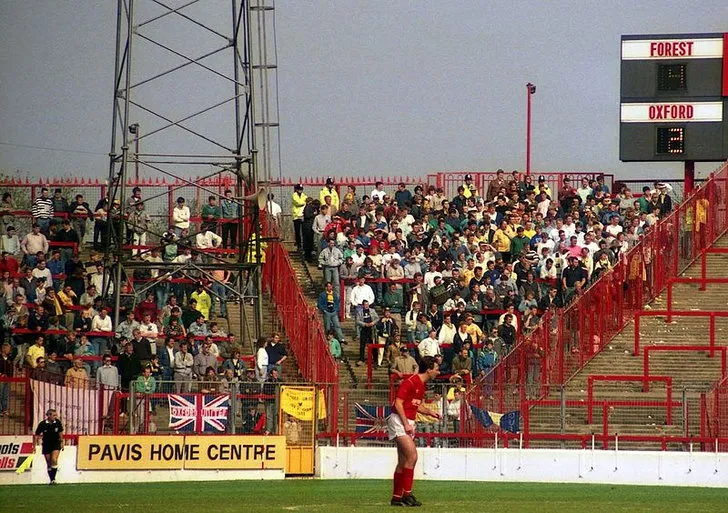 Khán đài dành cho cổ động viên đội khách tại The City Ground năm 1988, mang đậm dấu ấn thời gian