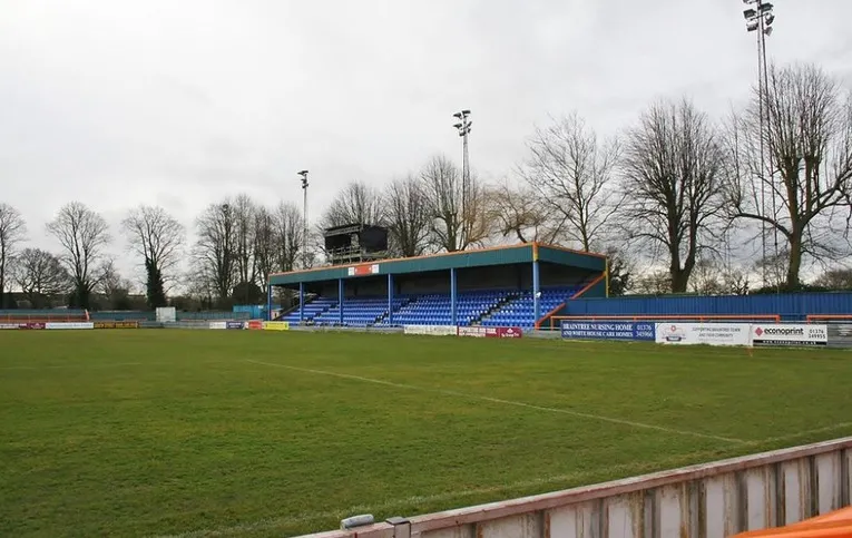 Khán đài dành cho người hâm mộ tại sân Cressing Road, nơi chứng kiến lịch sử Braintree Town