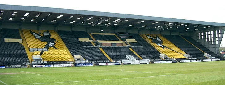 Khán đài Derek Pavis Stand, khu vực chính với các tiện ích hiện đại tại sân Meadow Lane