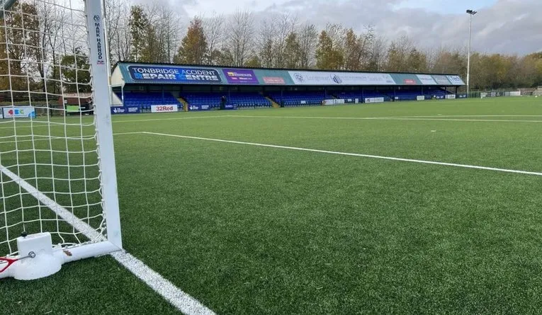 Khán đài đơn sơ nhưng chứa đựng bao cảm xúc tại Longmead Stadium, sân nhà của Tonbridge Angels