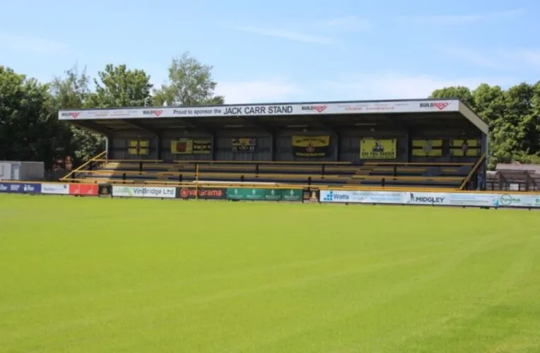 Khán đài đứng truyền thống tại sân Haig Avenue, nơi người hâm mộ Southport FC cuồng nhiệt