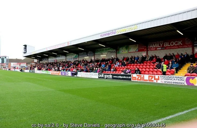 Khán đài Highbury, một phần không thể thiếu tạo nên không khí sôi động tại sân Fleetwood Town
