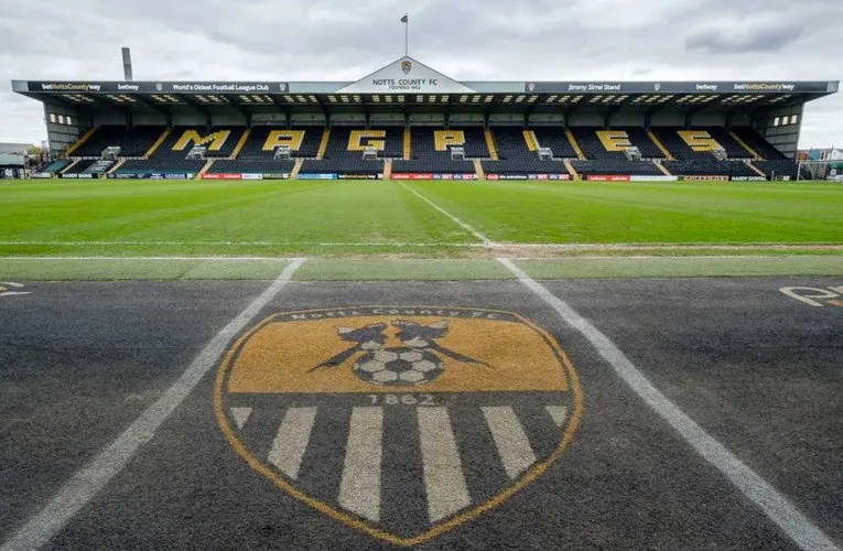 Khán đài Jimmy Sirrel Stand tại Meadow Lane, nơi đón tiếp các cổ động viên đội khách