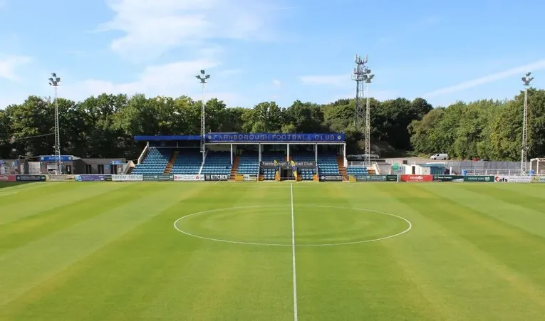 Khán đài John O'Hara Family Stand tại sân Cherrywood Road, khu vực dành cho gia đình và người hâm mộ Farnborough