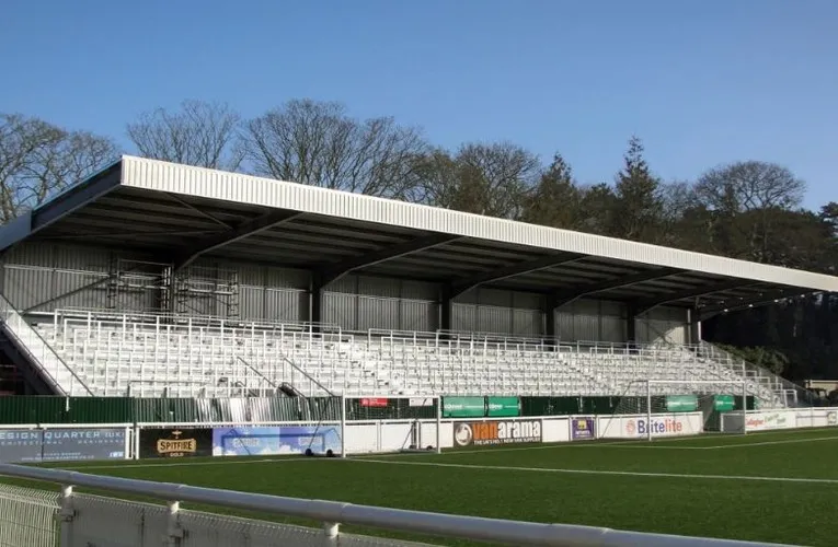 Khán đài mới phía sau khung thành tại Gallagher Stadium, mang đến góc nhìn độc đáo cho người hâm mộ Maidstone United