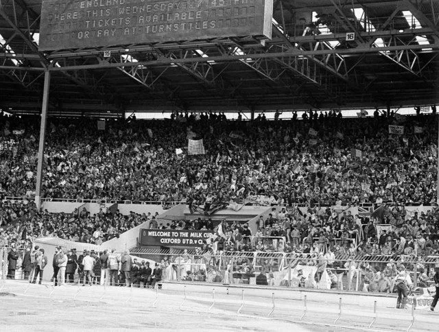 Khán đài Old Wembley rực rỡ với khán giả