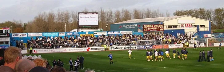 Khán đài Petteril End tại sân Brunton Park, nơi lịch sử và niềm đam mê Carlisle United hòa quyện