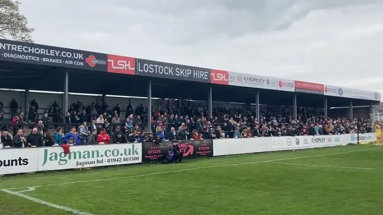 Khán đài phía sau khung thành tại sân Victory Park Chorley FC, nơi tạo nên những âm thanh sống động