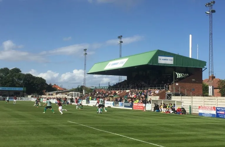 Khán đài Port of Blyth tại sân vận động Croft Park, nơi cảm xúc thăng hoa mỗi trận đấu của Blyth Spartans