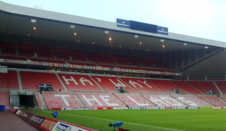 Khán đài rực lửa với biểu ngữ 'Ha'way the lads' tại The Stadium of Light