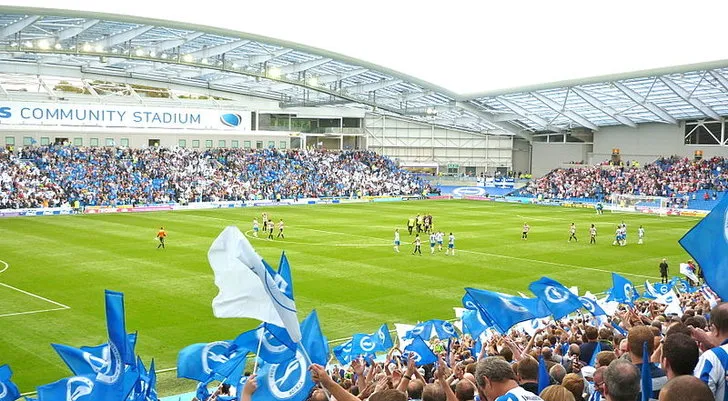 Khán đài rực rỡ và sân cỏ xanh mướt của Falmer Stadium trong trận đấu ra mắt tại giải League