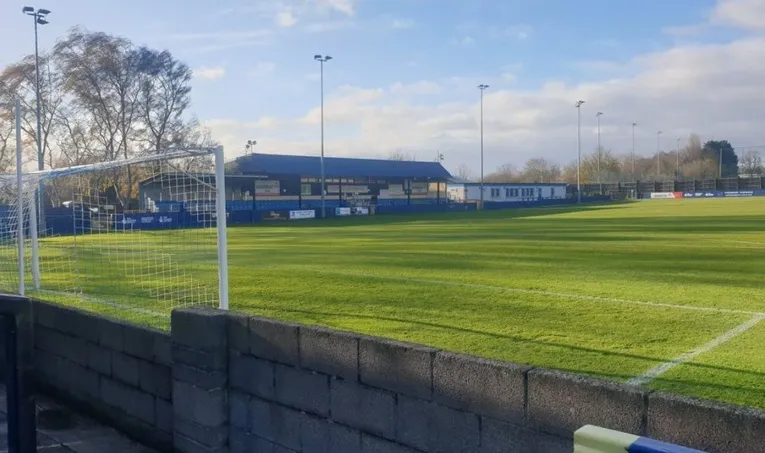 Khán đài sau khung thành tại Hardenhuish Park