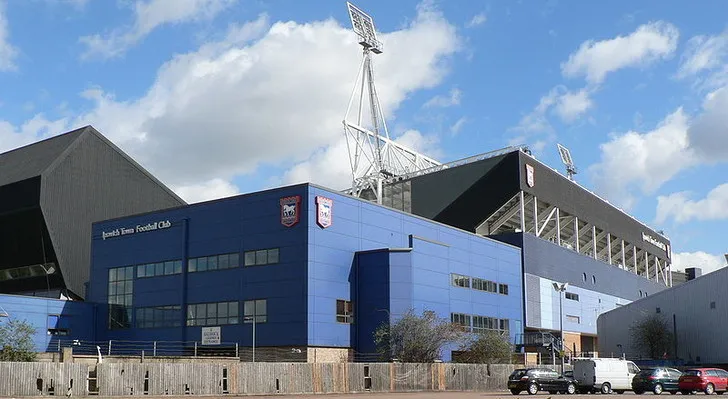 Khán đài Sir Bobby Robson, trái tim cuồng nhiệt của Portman Road