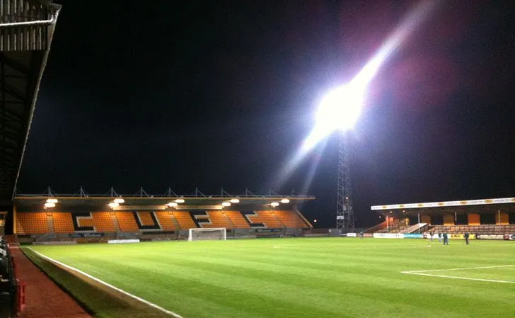 Khán đài South Stand của Abbey Stadium, nơi cổ động viên Cambridge United cháy hết mình