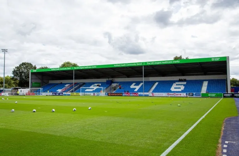 Khán đài South Stand của sân vận động Silverlake, một phần quan trọng trong cấu trúc sân nhà của Eastleigh FC