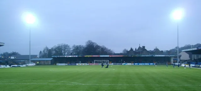 Khán đài The Jail End tại Victoria Park, nơi hội tụ cảm xúc của cổ động viên Hartlepool