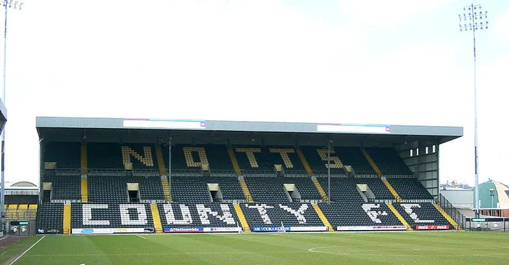 Khán đài The Kop tại sân Meadow Lane, biểu tượng của sự cuồng nhiệt từ người hâm mộ Notts County