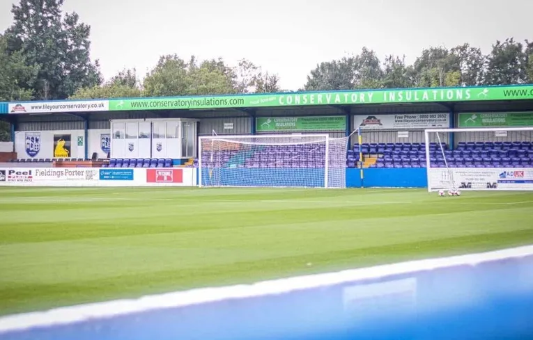 Khán đài The Lodge End tại Stainton Park, nơi cổ động viên Radcliffe FC thắp lửa đam mê