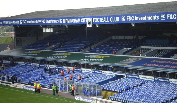 Khán đài The Tilton Road với các cổ động viên cuồng nhiệt của Birmingham City