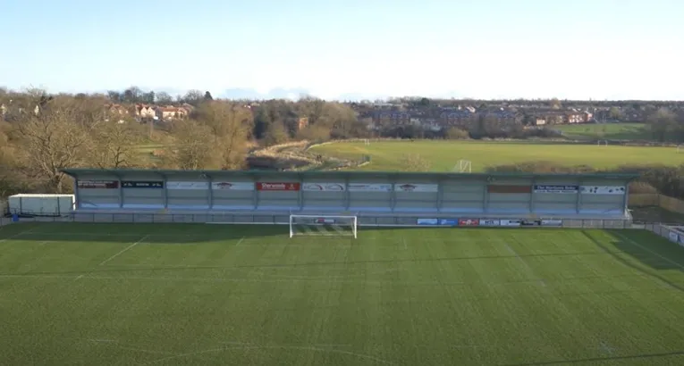 Khán đài Tinted tại Blackwell Meadows, nơi cổ động viên Darlington FC tạo nên bầu không khí cuồng nhiệt.