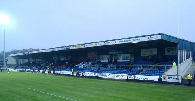 Khán đài West Stand kiên cố, nơi chứng kiến những trận cầu đỉnh cao tại sân Victoria Park