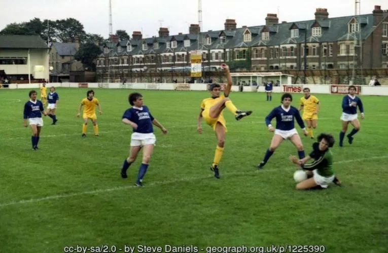 Khán giả say mê dõi theo trận đấu của Oxford City FC năm 1981, hình ảnh cổ điển đầy hoài niệm