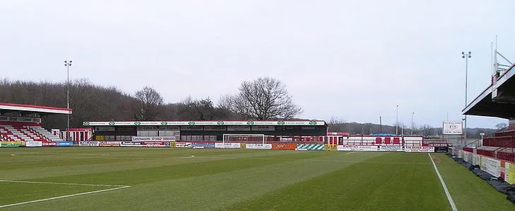 Khoảnh khắc tĩnh lặng tại sân Broadhall Way, ngôi nhà của Stevenage FC