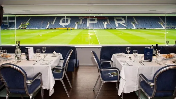 Không gian phòng khách VIP sang trọng tại Loftus Road, nơi trải nghiệm bóng đá được nâng tầm.