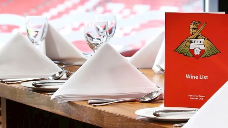 Không gian tiếp đón VIP tại Eco-Power Stadium, nơi trải nghiệm bóng đá đẳng cấp của Doncaster Rovers