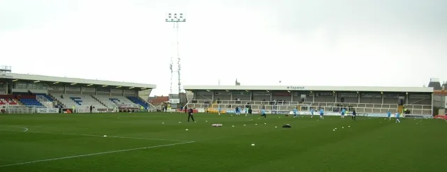 Không khí chuẩn bị trận đấu với hình ảnh cầu thủ Hartlepool United khởi động trên sân Victoria Park