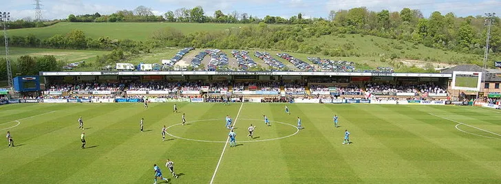 Không khí cuồng nhiệt trên khán đài Adams Park trong trận Wycombe Wanderers đối đầu Notts County