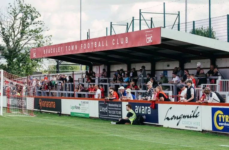 Không khí ngày thi đấu sôi động tại St James Park Brackley