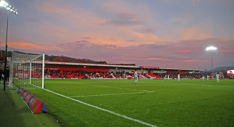 Không khí nhộn nhịp tại sân vận động Crown Ground vào ngày diễn ra trận đấu của Accrington Stanley