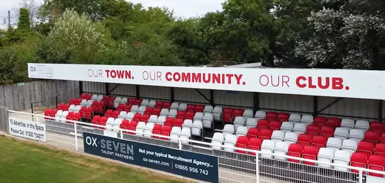 Khu khán đài có mái che tại St James Park Brackley, nơi người hâm mộ tránh mưa nắng
