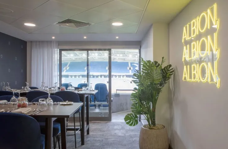 Khu vực hospitality sang trọng tại Falmer Stadium, mang đến trải nghiệm đẳng cấp cho người hâm mộ Brighton