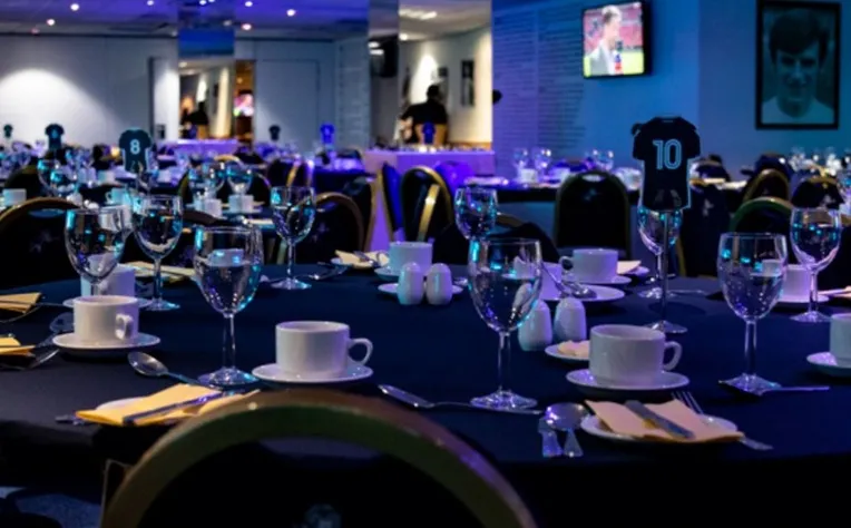 Khu vực hospitality sang trọng tại sân The Den, nơi cung cấp trải nghiệm đẳng cấp cho người hâm mộ và đối tác