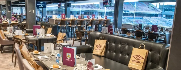Khu vực khách sạn VIP tại sân vận động Turf Moor, thể hiện đẳng cấp phục vụ đặc biệt cho người hâm mộ và đối tác của Burnley FC trong các trận đấu Ngoại hạng Anh.