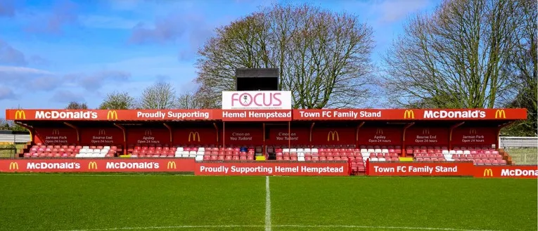 Khu vực khán đài gia đình thân thiện tại sân Vauxhall Road của Hemel Hempstead Town FC