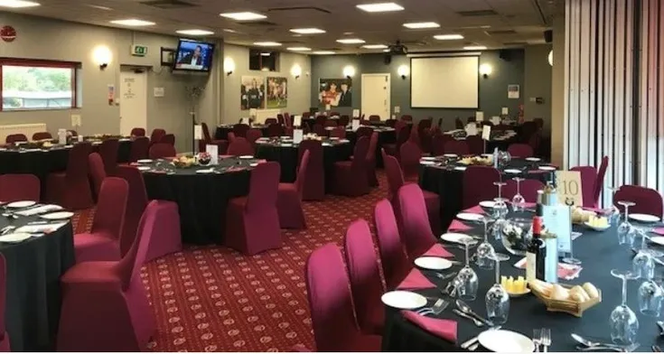 Khu vực Mayo Wynne Baxtor hospitality tại sân Broadfield, trải nghiệm đặc biệt ngày thi đấu.