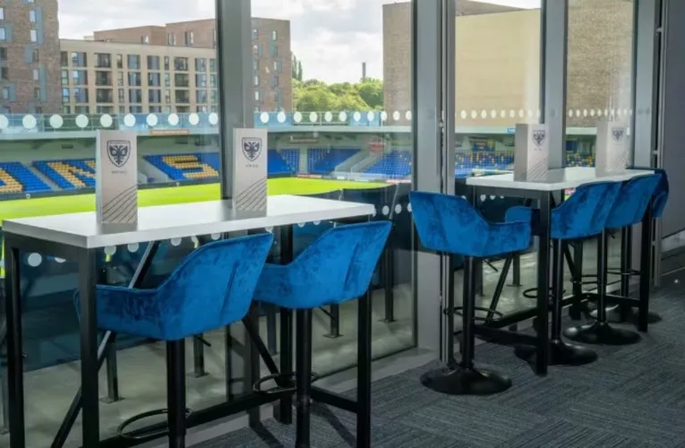 Khu vực tiếp đón khách VIP tại sân Plough Lane, dịch vụ đẳng cấp cho trải nghiệm trận đấu AFC Wimbledon