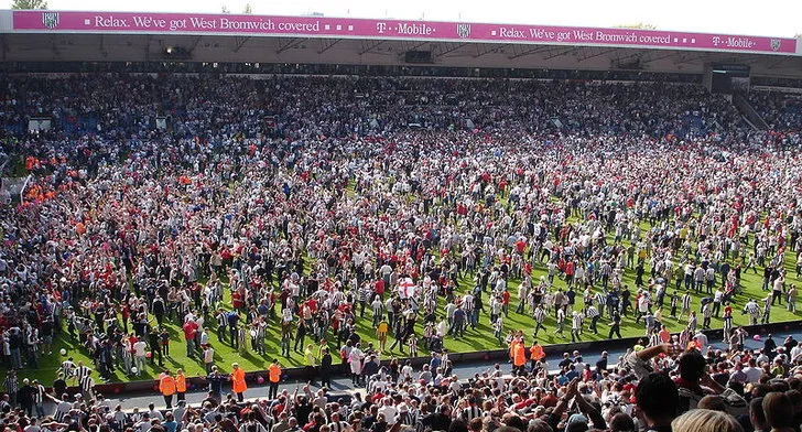 Khung cảnh cổ động viên The Hawthorns ăn mừng sau khoảnh khắc &quot;Cuộc thoát hiểm vĩ đại&quot; của West Bromwich Albion