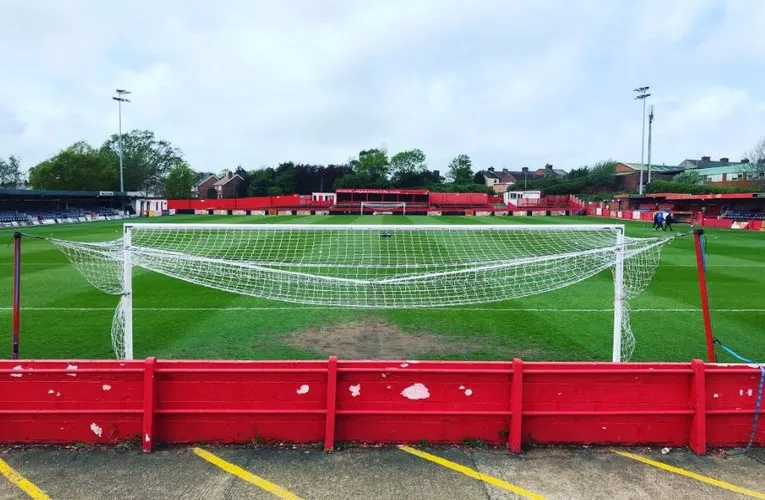 Khung cảnh khán đài sau khung thành tại sân Impact Arena, chứng kiến từng pha bóng của Alfreton Town