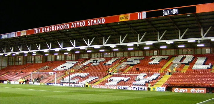 Khung cảnh một khán đài tại sân Ashton Gate với ghế ngồi màu đỏ và trắng