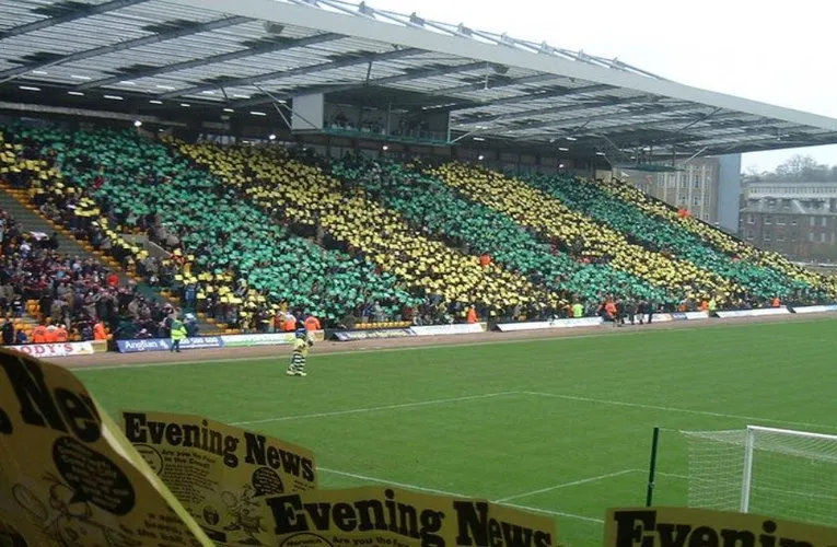 Khung cảnh sân Carrow Road sôi động vào ngày có trận đấu, với đèn pha rực sáng
