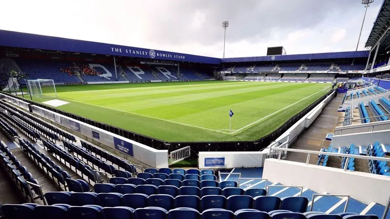 Khung cảnh sân vận động Loftus Road nhìn từ khán đài